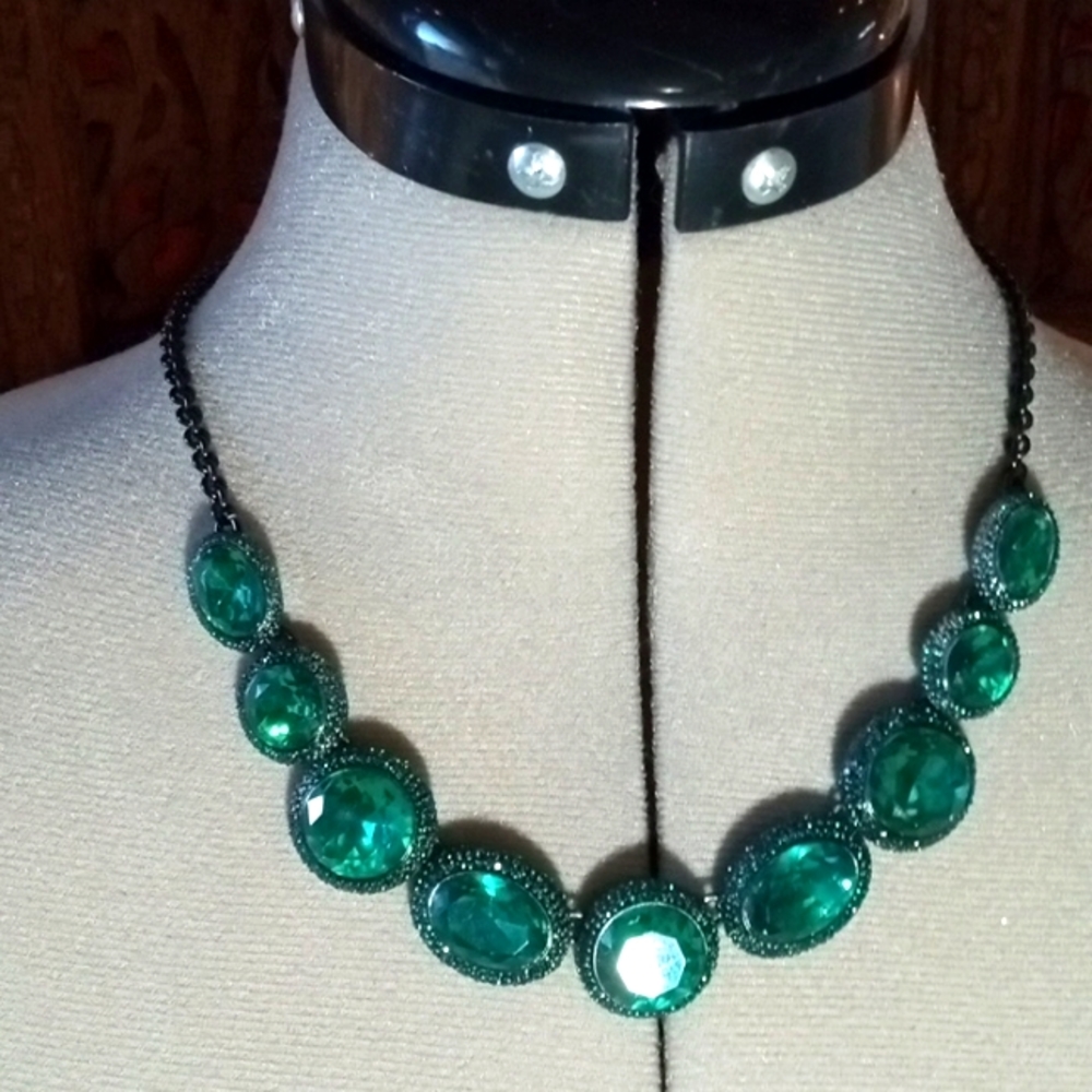 KATE SPADE Gorgeous Brilliant Green Necklace.